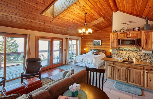 Schroeder Apartment | Cozy Schroeder Studio w/Deck on Lake Superior