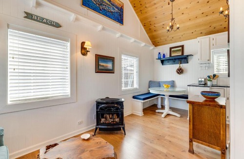 Seaside House | Cozy Seaside Cottage, Steps to Downtown and Beach