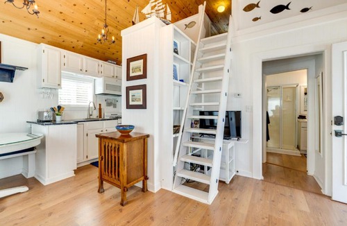 Seaside House | Cozy Seaside Cottage, Steps to Downtown and Beach