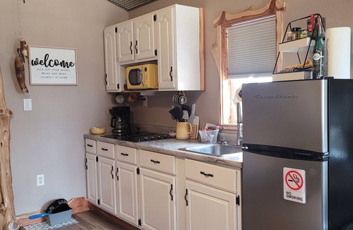 Lebanon Cabin | Cozy secluded cabin. 10 minutes from Bennett Springs State Park. Pet friendly