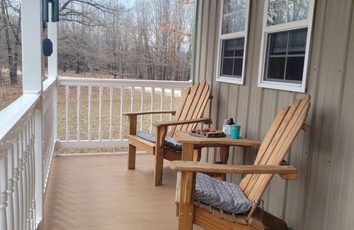 Lebanon Cabin | Cozy secluded cabin. 10 minutes from Bennett Springs State Park. Pet friendly
