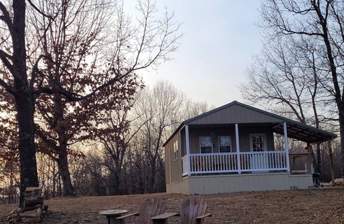 Lebanon Cabin | Cozy secluded cabin. 10 minutes from Bennett Springs State Park. Pet friendly