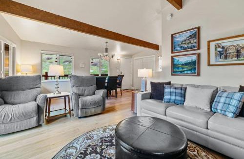Vail House | Cozy Secluded Riverfront Cabin Fireplace Parking