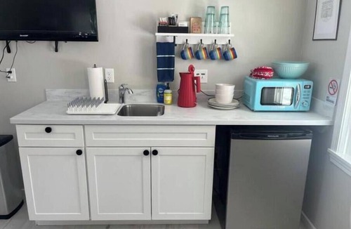 Meetinghouse Hill Apartment | Cozy, Secluded Work/Stay Space