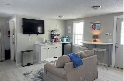 Meetinghouse Hill Apartment | Cozy, Secluded Work/Stay Space