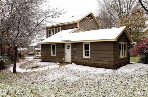 Meetinghouse Hill Apartment | Cozy, Secluded Work/Stay Space