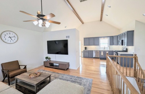 Lindenhurst House | Cozy Serene 3-bedroom Lake Front Home