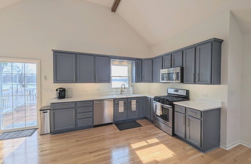 Lindenhurst House | Cozy Serene 3-bedroom Lake Front Home