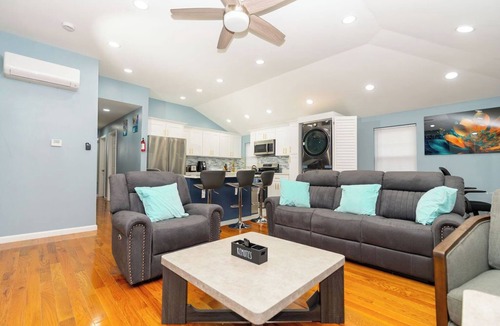 Rochdale Apartment | Cozy & Serene 3-bedroom Apartment with AC, WiFi,TV'S Near JFK Airport- Queens NY