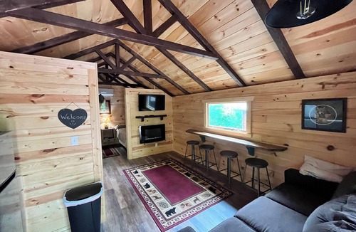 Sweetwater Cabin | Cozy serene cabin,Away from it all yet close to everything.