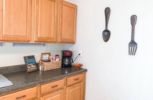Pevely House | Cozy Serene home off 55 Queen Bed Smart TVs Wi-Fi