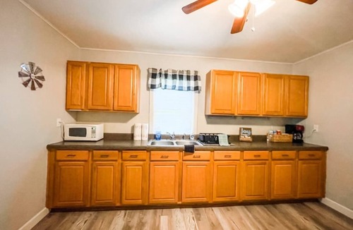 Pevely House | Cozy Serene home off 55 Queen Bed Smart TVs Wi-Fi
