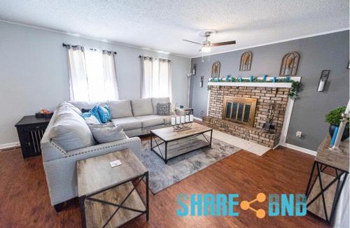 Sherwood House | Cozy Sherwood Retreat - 3br, Bbq, Fenced Backyard