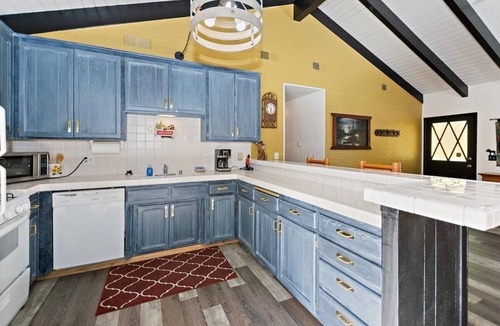 Summit Estates Cabin | Cozy Single Level 3bd/2bth Cabin! Walking Distance to Snow Summit!