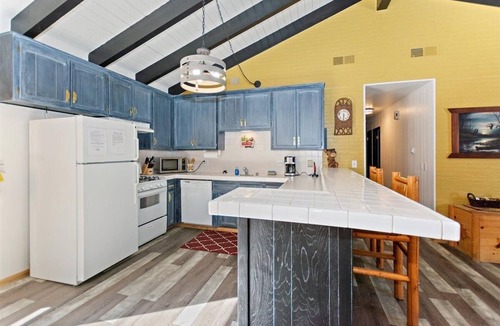 Summit Estates Cabin | Cozy Single Level 3bd/2bth Cabin! Walking Distance to Snow Summit!