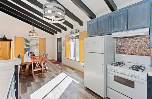 Summit Estates Cabin | Cozy Single Level 3bd/2bth Cabin! Walking Distance to Snow Summit!