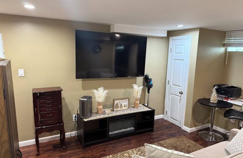 Waterbury Apartment | Cozy small sized apartment with WiFi in awesome Waterbury.