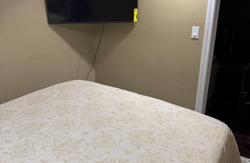 Waterbury Apartment | Cozy small sized apartment with WiFi in awesome Waterbury.