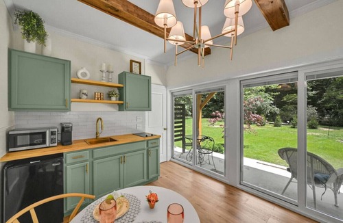 Cumbola Cabin | Cozy Small Studio Retreat by the River