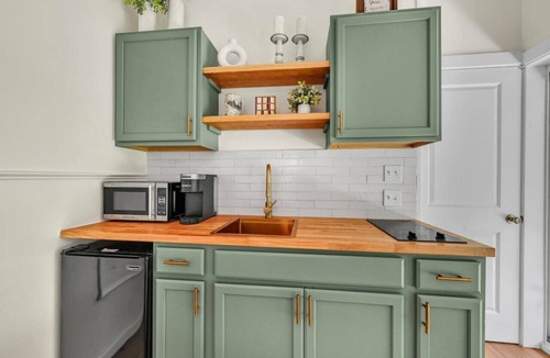 Cumbola Cabin | Cozy Small Studio Retreat by the River