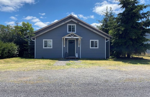 Rainier House | Cozy Small Town Getaway