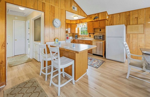 Avon House | Cozy Soundside Cottage w/Beach Nearby, Grill, Outdoor Shower, Movies, Books