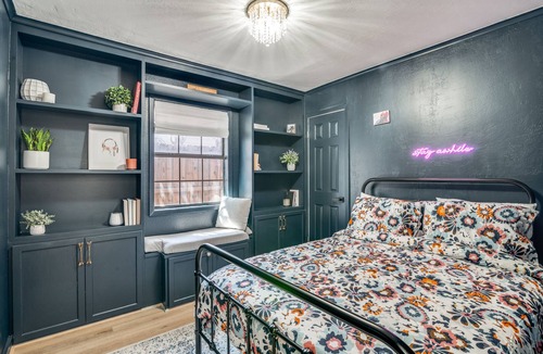 Elmo House | Cozy Spa-like cottage with lake views and pool just outside of the city!
