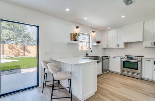 Elmo House | Cozy Spa-like cottage with lake views and pool just outside of the city!
