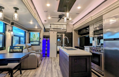 Mississippi Mills House | Cozy Spa RV Hot Tub Pool Backyard Ottawa