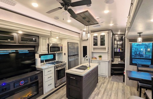 Mississippi Mills House | Cozy Spa RV Hot Tub Pool Backyard Ottawa