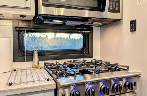 Mississippi Mills House | Cozy Spa RV Hot Tub Pool Backyard Ottawa