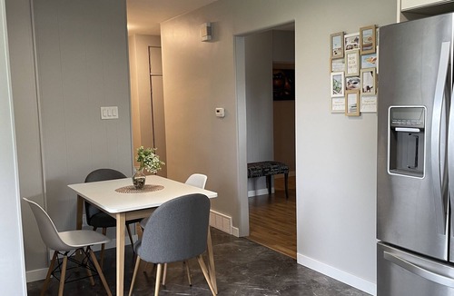 Saskatoon House | Cozy Space, 5mins to outdoor pools, shops, and restaurants.