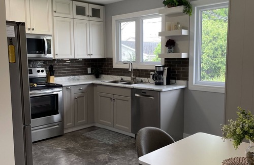 Saskatoon House | Cozy Space, 5mins to outdoor pools, shops, and restaurants.