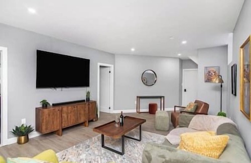 Hamilton Apartment | Cozy Spacious 2BR Suite with Parking & Wi-Fi