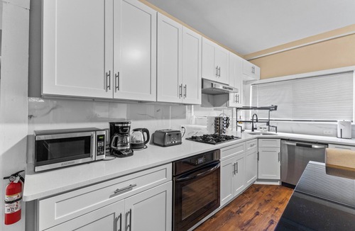 Nonantum Apartment | Cozy&Spacious 6Br home in Newton + Parking