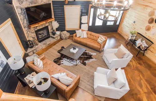 Collinsville Cabin | Cozy, spacious and luxurious cabin retreat located right outside DFW!