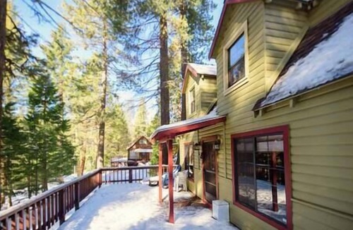 Strawberry House | Cozy, spacious cabin near river