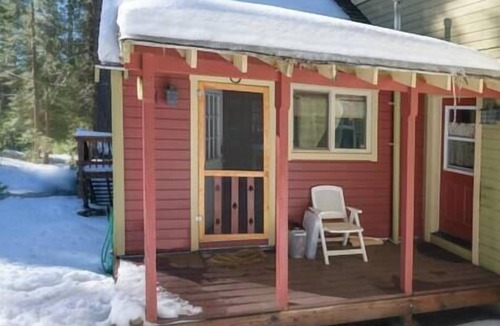 Strawberry House | Cozy, spacious cabin near river