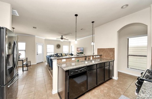 Barker House | Cozy & Spacious Getaway -4Bedroom With King bed & Backyard
