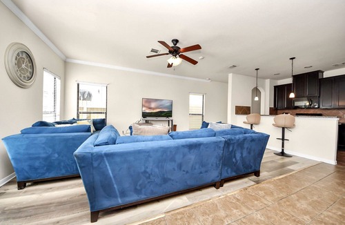 Barker House | Cozy & Spacious Getaway with King bed and Backyard