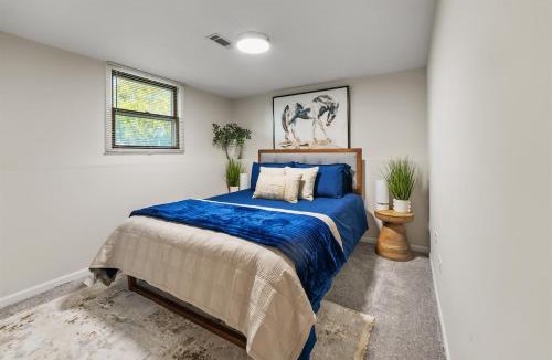 Fox Valley House | Cozy Spacious Retreat Games Groups Pets Allowed