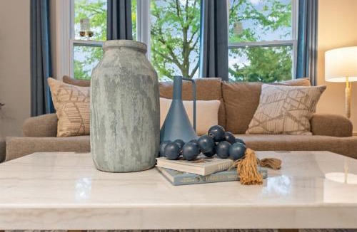 Fox Valley House | Cozy Spacious Retreat Games Groups Pets Allowed