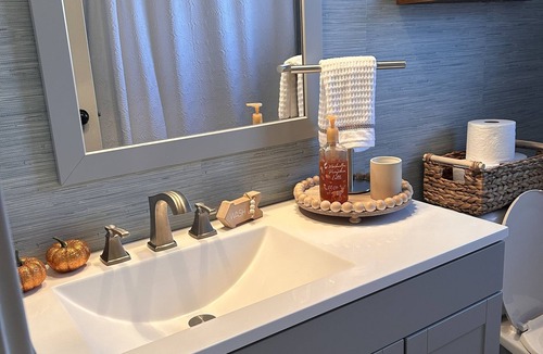 Osceola House | Cozy spacious room with private bathroom