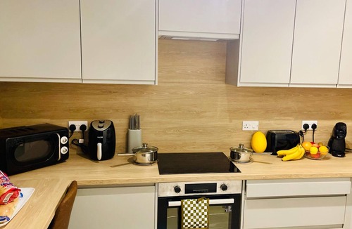 Corby Apartment | Cozy Split Level Apartment with 3 Bedrooms