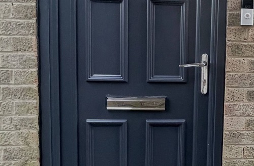 Corby Apartment | Cozy Split Level Apartment with 3 Bedrooms