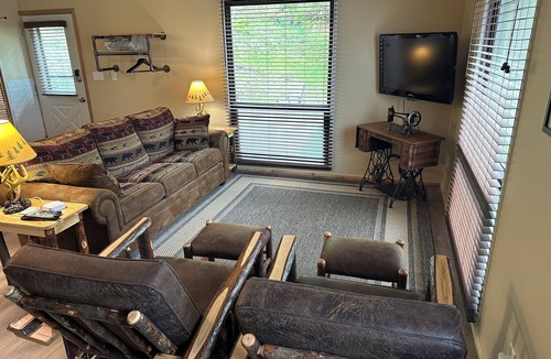 De Soto Cabin | Cozy Sportsman's Hideaway