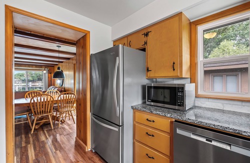 Kendall Cottage | Cozy Spotless Lake Cottage- Sports Lake, Gorgeous Sunsets, and Relaxation+