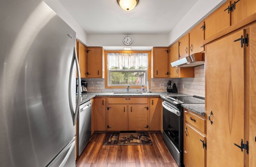 Kendall Cottage | Cozy Spotless Lake Cottage- Sports Lake, Gorgeous Sunsets, and Relaxation+