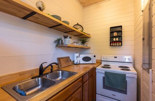 McArthur House | Cozy Spring Night HotTub Firepit PetFriendly Patio