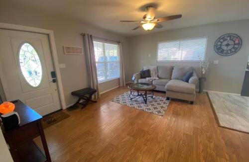 South Gate Ridge House | Cozy SRQ Cottage